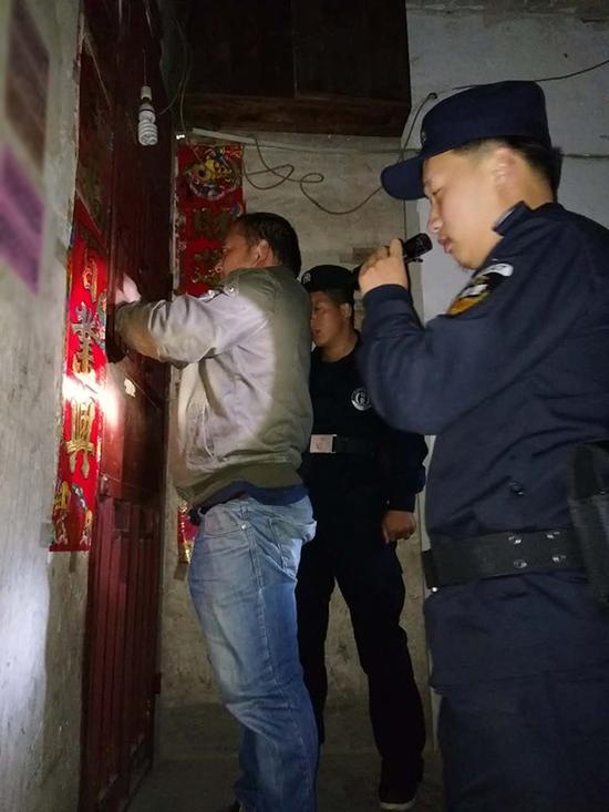 安康粗心妈妈误将幼女锁家中 