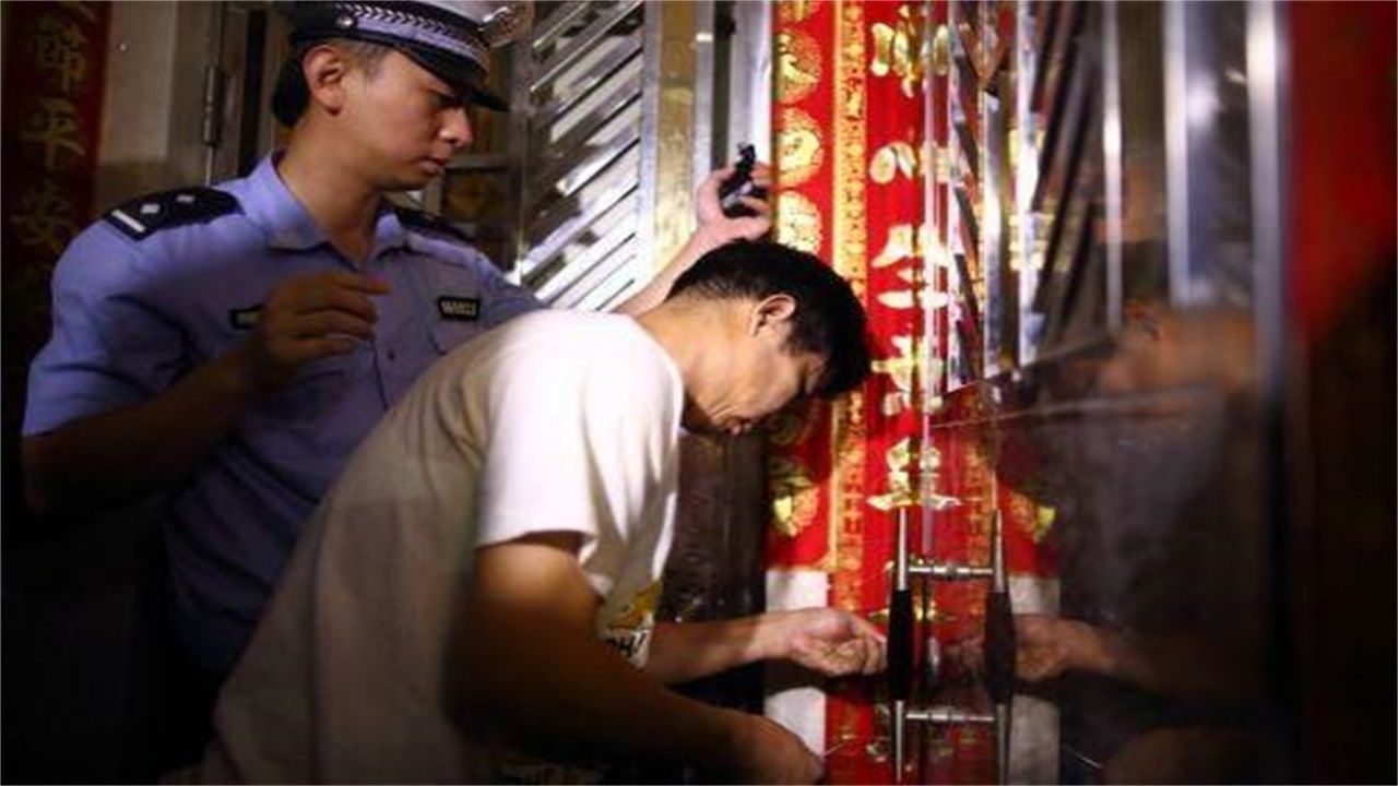 安康请开锁师傅开了锁后，师傅